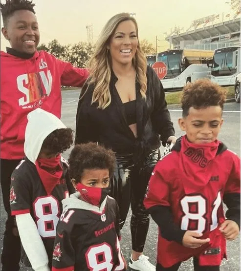 An image illustration of Chelsie Kyriss with her children